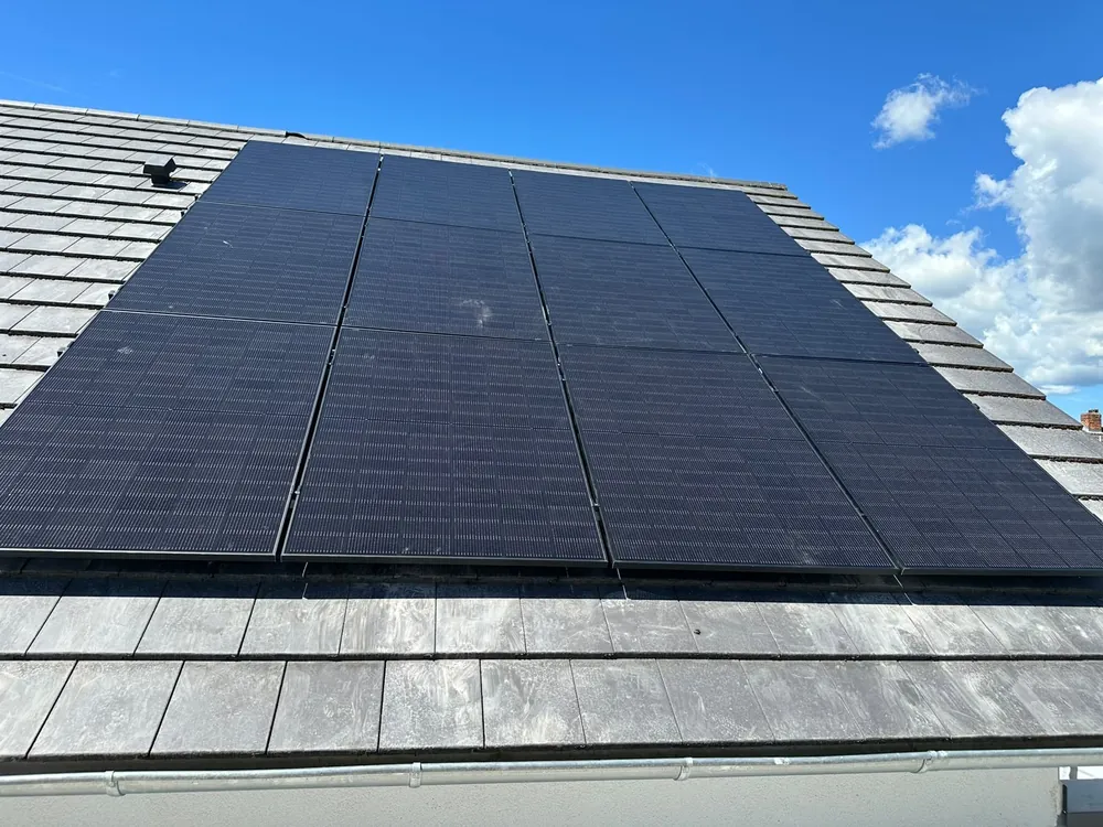 Photovoltaikanlage auf einem vollflächig belegten Schieferdach in Rotenburg an der Fulda