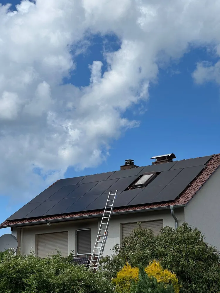 Fertig montierte Photovoltaikanlage auf einem Wohnhaus in Rotenburg an der Fulda